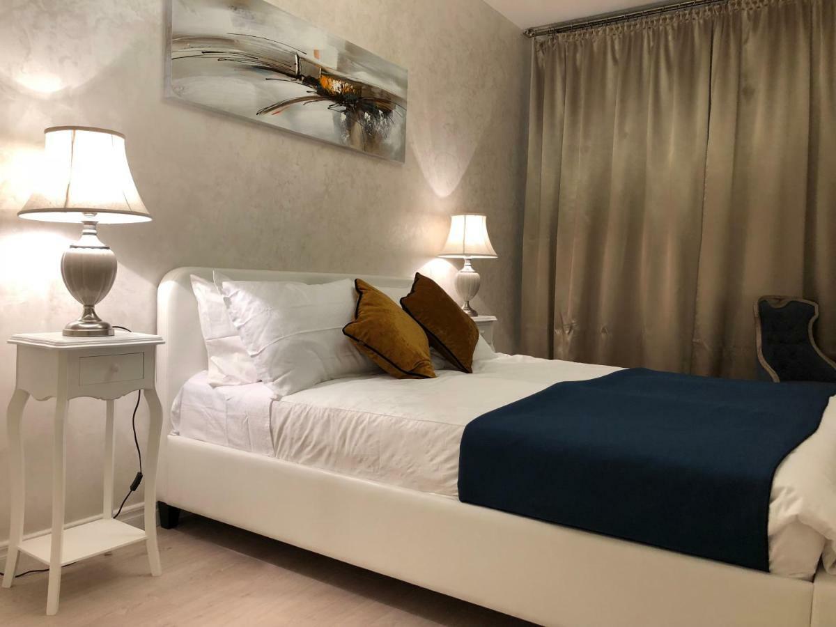 Stylish Old Town Apartment Рига Экстерьер фото